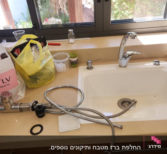 כיור מטבח עם ברז וכלי עבודה